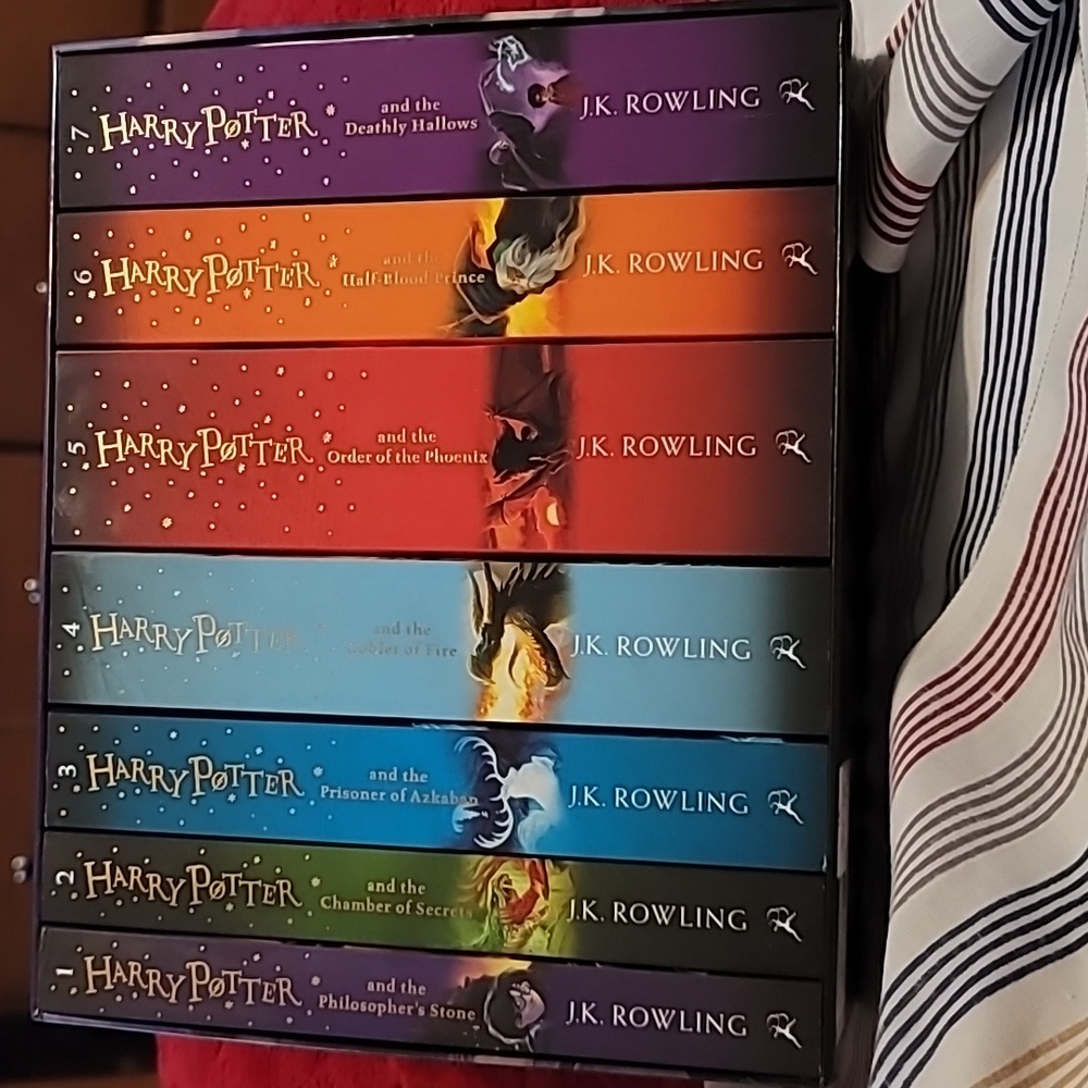 Harry Potter Box Set (Children’s Paperback) 7 Books. (1 Has Danage)